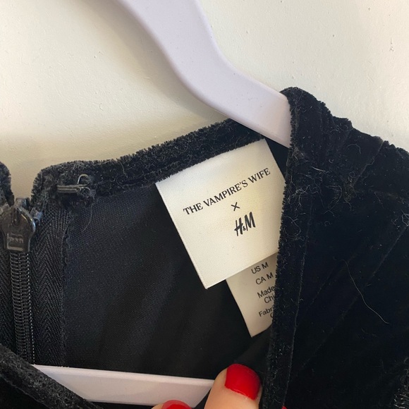 Elegant Black Lace Sleeve Dress - Picture 4 of 6